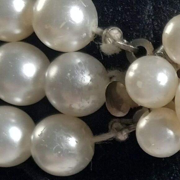 Vintage Japan Three Strand Graduated Faux Pearl Necklace Cottagecore Grandmacore - Picture 8 of 9